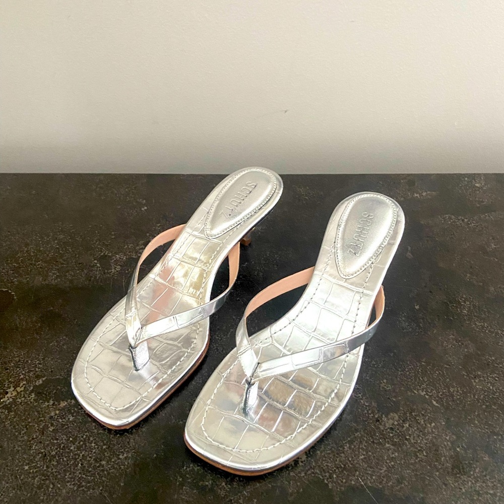 SCHUTZ Silver Metallic Croc-Embossed Thong Sandals